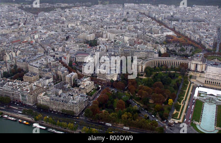 Les meilleures vues de la ville de Paris, est depuis le sommet de la Tour Eiffel, comme vous pouvez le voir ici. Un peu de jardin du Trocadéro, peut être vue sur la droite. Banque D'Images