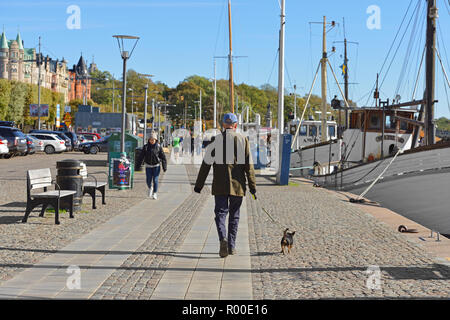 Les gens sur Strandvagen boulevard, Ostermalm Banque D'Images