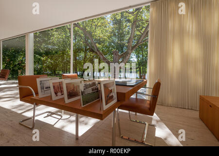 Salle de séjour, de l'intérieur de Farnsworth House par l'architecte Ludwig Mies van der Rohe, 1951, Plano, Texas, USA Banque D'Images