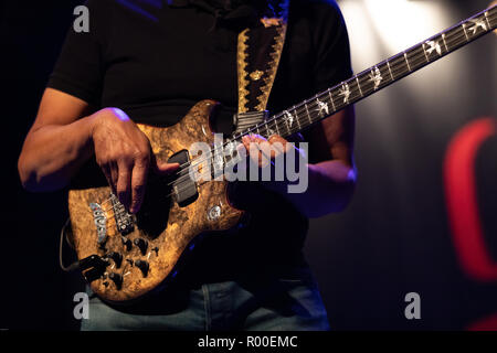 Stanley Clark jouer la guitare basse Alembic au cork jazz festival 2018 à l'everyman à Cork Irlande Banque D'Images