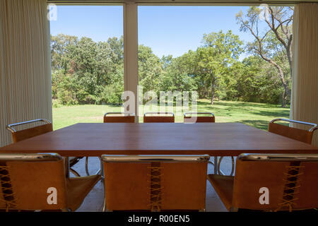 Table à manger, de l'intérieur de Farnsworth House par l'architecte Ludwig Mies van der Rohe, 1951, Plano, Texas, USA Banque D'Images