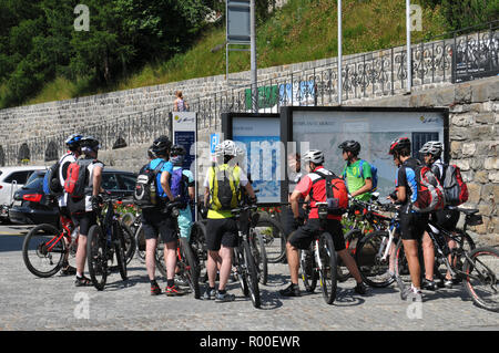 Alpes suisses : Un groupe de motards à la gare en face d'un plan de Saint-moritz Banque D'Images