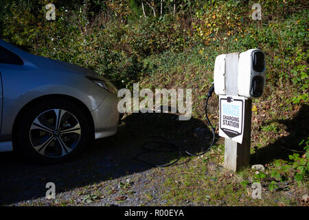 2018 Nissan Leaf à charge une fiducie nationale du Pays de Galles de voiture électrique point de recharge à Penrhyn Castle, Bangor, Pays de Galles du Nord Banque D'Images