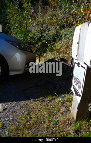 2018 Nissan Leaf à charge une fiducie nationale du Pays de Galles de voiture électrique point de recharge à Penrhyn Castle, Bangor, Pays de Galles du Nord Banque D'Images