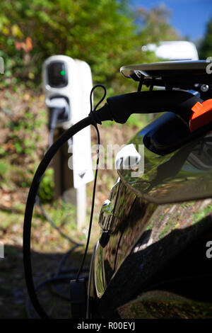 2018 Nissan Leaf à charge une fiducie nationale du Pays de Galles de voiture électrique point de recharge à Penrhyn Castle, Bangor, Pays de Galles du Nord Banque D'Images