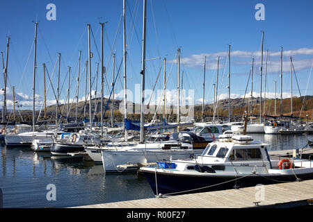 Motor yachts et bateaux amarrés dans Craobh Haven, Argyll Banque D'Images