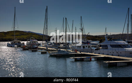 Motor yachts et bateaux amarrés dans Craobh Haven, Argyll Banque D'Images