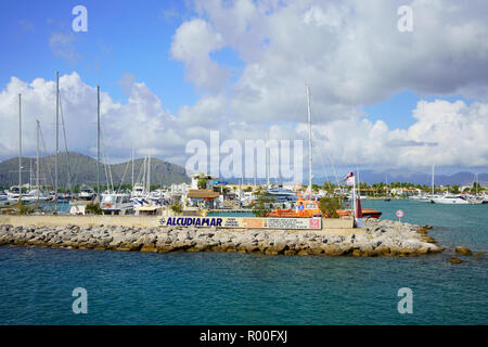 PORT D''ALCÚDIA, Majorque, ESPAGNE - 5 octobre, 2018 : Port d'Alcudia, Majorque, l'entrée de la marina de la côte nord. Banque D'Images