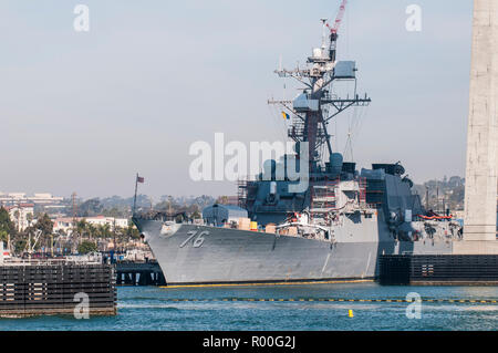 USS Higgins (76) destructeur se reposer en chantiers navals, le Port de San Diego, San Diego, Californie. Banque D'Images