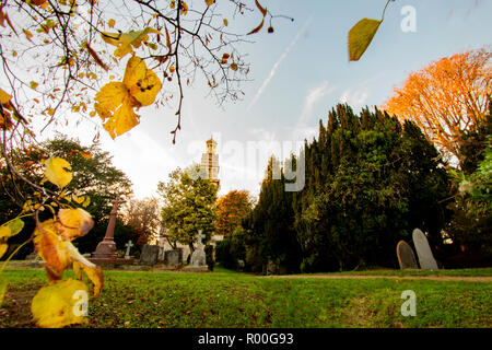 Lansdpwn cemetrary à Bath sur soirée d'automne, une large vue sur les pierres Banque D'Images