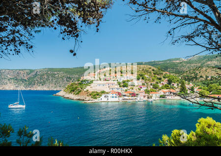 Assos sur l'île de Céphalonie en Grèce. Voir de magnifique baie d'Assos village, l'île de Céphalonie, Grèce Banque D'Images