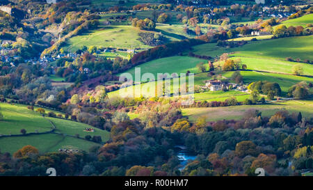 Regardant vers le bas sur le village de Calver de Curbar Edge. Banque D'Images