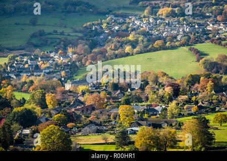 Regardant vers le bas sur le village de Calver de Curbar Edge. Banque D'Images