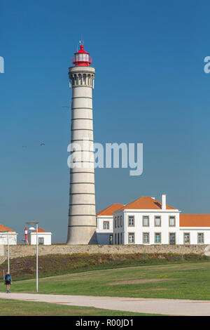 Vue sur le phare, l'architecture typiquement portugais, avec détails et très particulière d'encadrement, de ciel bleu en toile de fond, situé à Leça da Palmeira, Op Banque D'Images