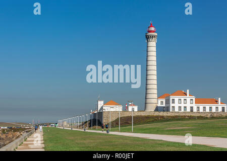Vue sur le phare, l'architecture typiquement portugais, avec détails et très particulière d'encadrement, de ciel bleu en toile de fond, situé à Leça da Palmeira, Op Banque D'Images