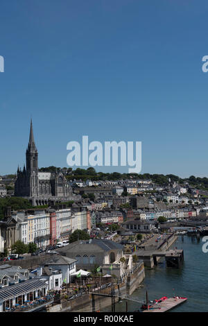 La ville de Cobh et front de mer, dans le comté de Cork, Irlande. La Cathédrale Saint-colman est donnant sur la ville et le port de Cork. Banque D'Images