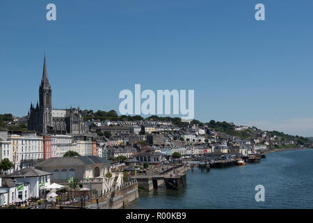 La ville de Cobh et front de mer, dans le comté de Cork, Irlande. La Cathédrale Saint-colman est donnant sur la ville et le port de Cork. Banque D'Images