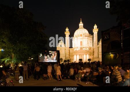 Wien, Karlsplatz, Kino unter Sternen - Vienne, l'été cinéma en face de l'église St-Charles Banque D'Images