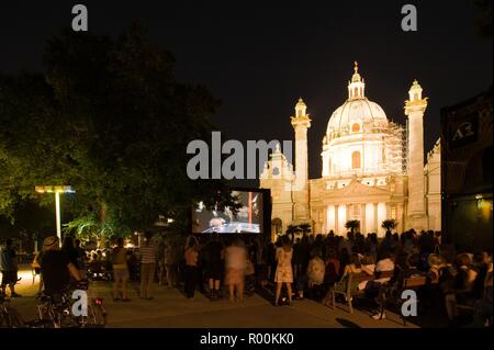 Wien, Karlsplatz, Kino unter Sternen - Vienne, l'été cinéma en face de l'église St-Charles Banque D'Images