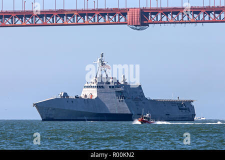 Le littoral lutte contre le USS Manchester est escorté dans la baie de San Francisco par un garde-côte de l'équipe de la TDDSM. Banque D'Images