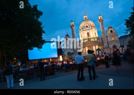 Wien, Karlsplatz, Kino unter Sternen - Vienne, l'été cinéma en face de l'église St-Charles Banque D'Images