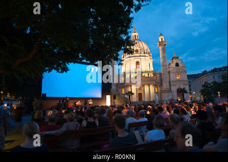 Wien, Karlsplatz, Kino unter Sternen - Vienne, l'été cinéma en face de l'église St-Charles Banque D'Images