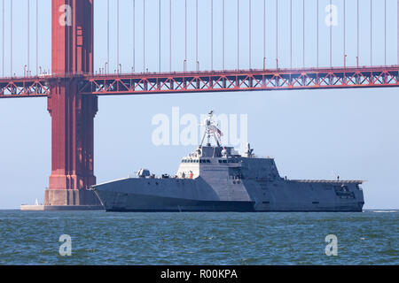 L'indépendance de combat littoral classe USS Manchester (LCS 14) entre dans la baie de San Francisco. Banque D'Images