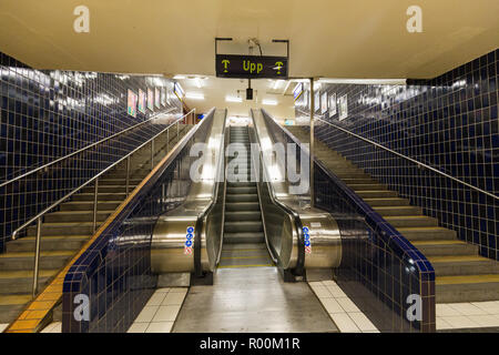 Escaliers mécaniques vides dans une station de métro à Slussen Stockholm Suède Banque D'Images