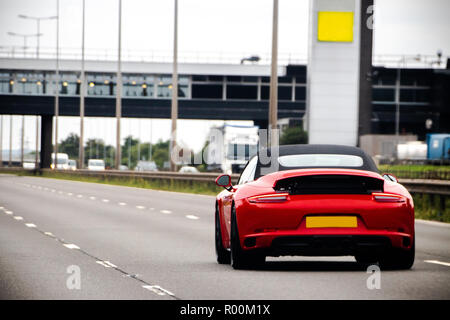 Porsche excès de vitesse sur voie rapide sur l'autoroute, l'autoroute, route, distance, rapide, dynamique Banque D'Images