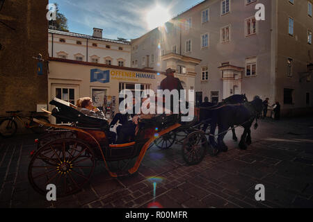 Salzbourg, Autriche, Salzburger Land - le 11 septembre 2018 : vue sur la ville historique de Salzbourg avec cheval traditionnel Fiaker transport sous le soleil Banque D'Images