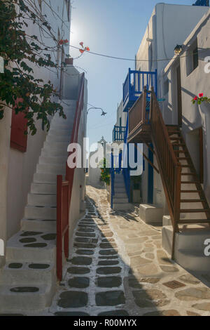 Mykonos, Grèce. En pointillés blancs alley dans old town, Îles Grecques Cyclades.blanc typique des maisons grecques bleu avec des portes et fenêtres de rues étroites Banque D'Images