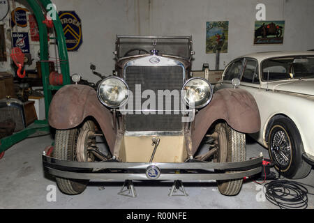 Le Musée de l'automobile, Belgrade, Serbie - voiture Skoda Vintage de l'exceptionnelle collection de Bratislav Petkovic dans le processus de restauration Banque D'Images