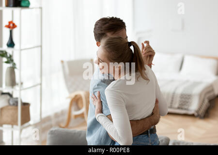 Jeune couple amoureux danser embrasser ensemble à la maison Banque D'Images