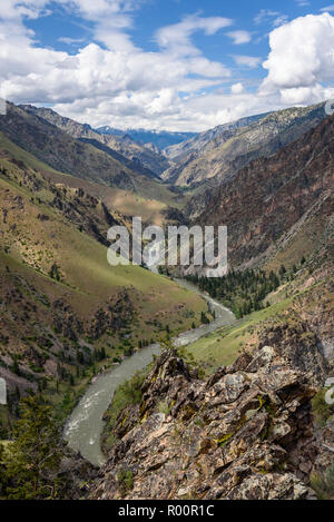 Middle Fork Salmon River dans l'Idaho à partir de Johnson point au-dessus de Little Pine Camp. Avec Outfitter Far and Away Adventures. Banque D'Images