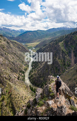 Un randonneur a vue sur la rivière Middle Fork Salmon dans l'Idaho depuis Johnson point, au-dessus de Little Pine Camp. Avec Outfitter Far and Away Adventures. Banque D'Images
