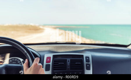 La main du conducteur sur le volant d'une voiture, d'un tableau de bord Banque D'Images