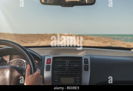 La main du conducteur sur le volant d'une voiture, d'un tableau de bord Banque D'Images