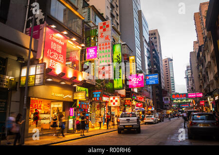 HONG KONG - Août 4, 2016 : centre ville avec vue sur la rue célèbre, des voitures en stationnement, de nombreux magasins, cafés et restaurants. Le centre-ville durant la journée nuageuse dans Banque D'Images