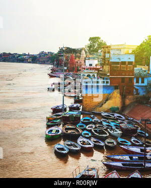 Vue aérienne du Gange à Varanasi, Inde. Ghats avec des bateaux et des gens. Populaires d'intérêt de la ville Banque D'Images