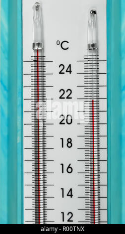 Hygromètre de verre avec des indications de thermomètres sec et humide. Fragment de tableau Banque D'Images