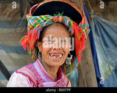 Souriant, personnes âgées des H'Mong hill-tribu femme aux boucles d'argent et de très mauvaises dents. Banque D'Images