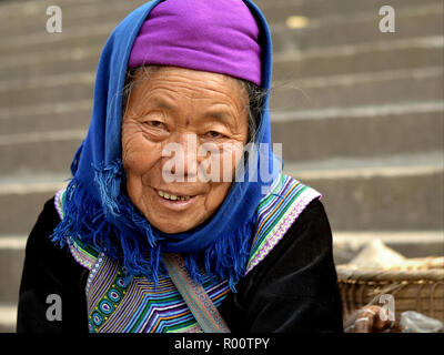 Vieux H'Mong fleurs vietnamiennes hill-tribu femme marché. Banque D'Images