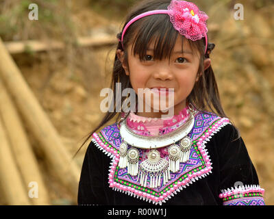 Jeune Vietnamien H'Mong noir fille porte des minorités ethniques traditionnelles brodées vêtements H'Mong avec un lourd collier argent. Banque D'Images