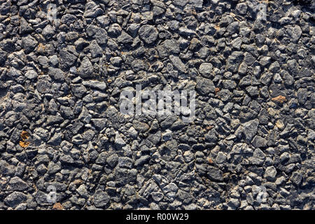 Fragment de la surface de la route avec de petites pierres et de bitume. Close-up Banque D'Images
