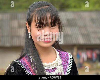 H'Mong vietnamienne jolie adolescente porte H'Mong traditionnelles hill-tribu des vêtements. Banque D'Images