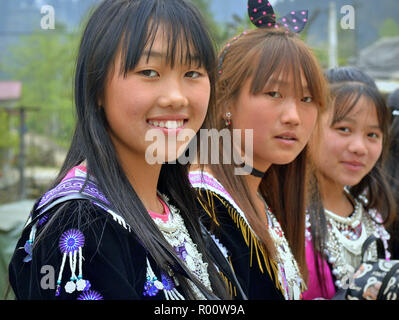 Trois H'Mong noir vietnamien hill-tribu adolescentes en tenue traditionnelle. Banque D'Images
