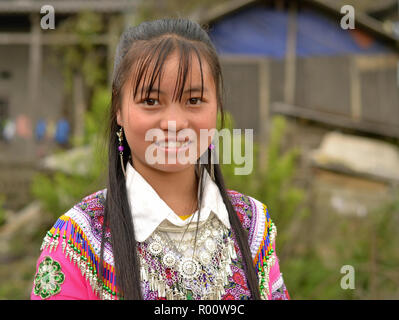 H'Mong vietnamienne adolescente dans les vêtements H'Mong avec un collier tribal. Banque D'Images