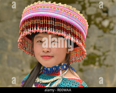 Les jeunes des minorités H'Mong vietnamienne hill-tribu femme porte une Miao traditionnels colorés/H'Mong hat et un collier tribal. Banque D'Images