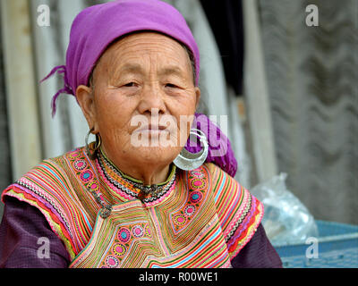 Vietnamiens âgés des H'Mong et les minorités ethniques hill-tribu femme avec tribal lourdes boucles d et h'mong fleur brodée de vêtements. Banque D'Images