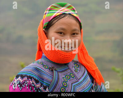 Jeunes vietnamiens H'Mong et les minorités ethniques hill-tribu femme avec une dent d'or et brodé châle orange porte H'Mong traditionnelles en costume bleu. Banque D'Images